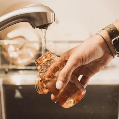 Kinto plastová láhev na vodu 300 ml jantarová