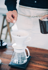 Hario keramický dripper na kávu V60-02 bílý