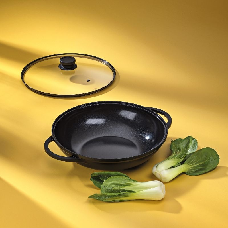 KELA WOK pánev s keramickým povrchem a poklicí ATURA 32 cm