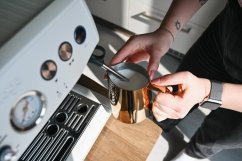 Barista & Co Dial In konvička na mléko 0,42 l růžová mosaz