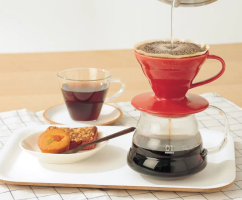 Hario keramický dripper na kávu V60-01 červený