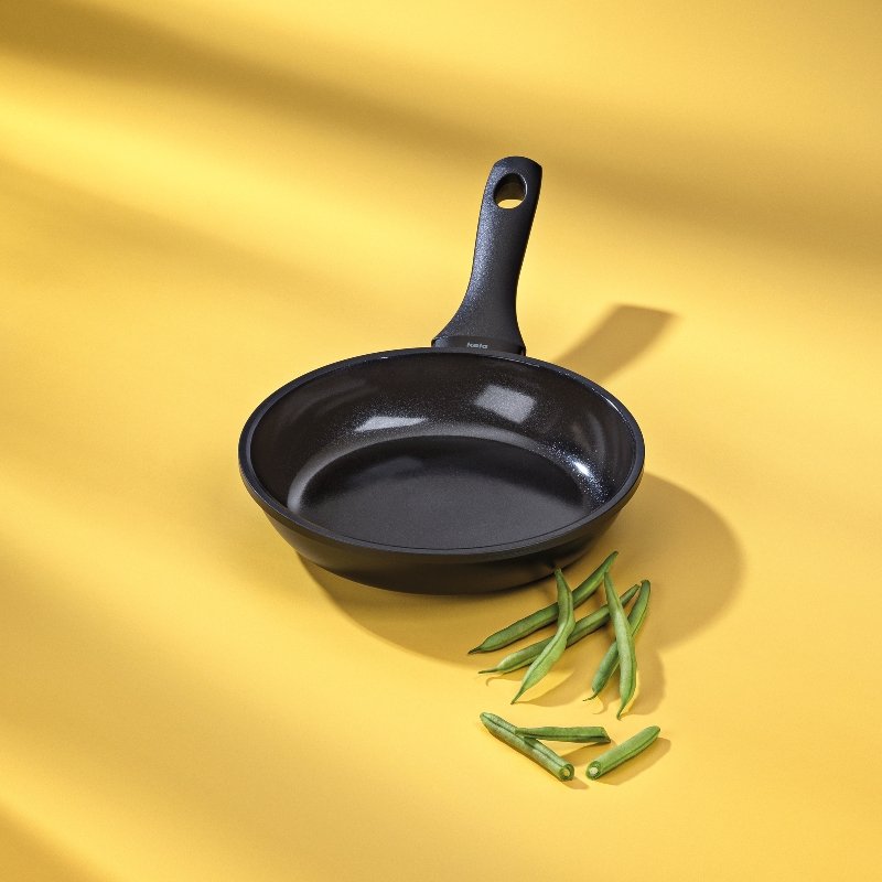 KELA WOK pánev s keramickým povrchem a poklicí ATURA 32 cm