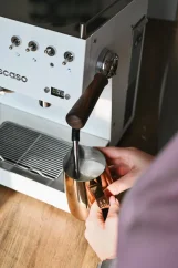 Barista & Co Dial In konvička na mléko 0,6 l růžová mosaz
