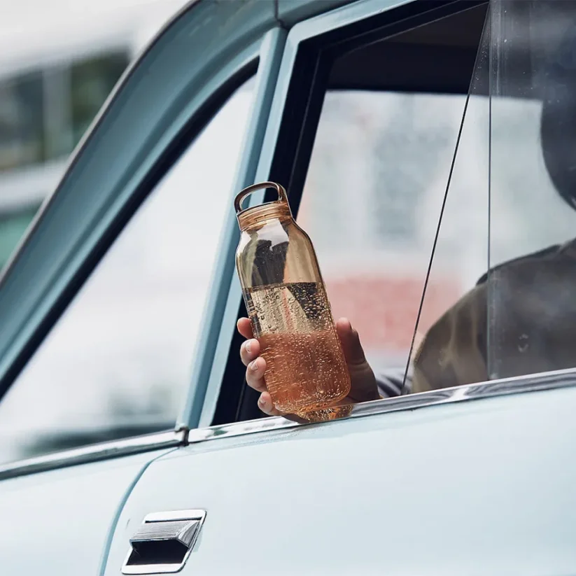 Kinto plastová láhev na vodu 950 ml jantarová