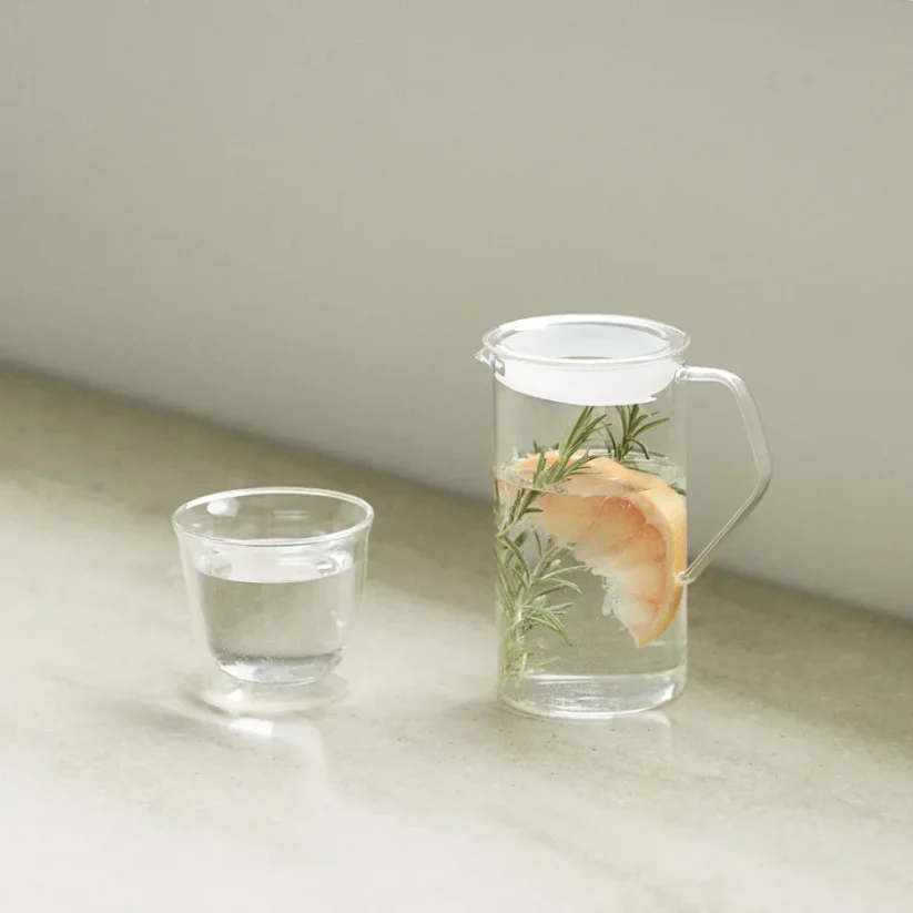 Kinto CAST skleněná karafa na vodu 750 ml