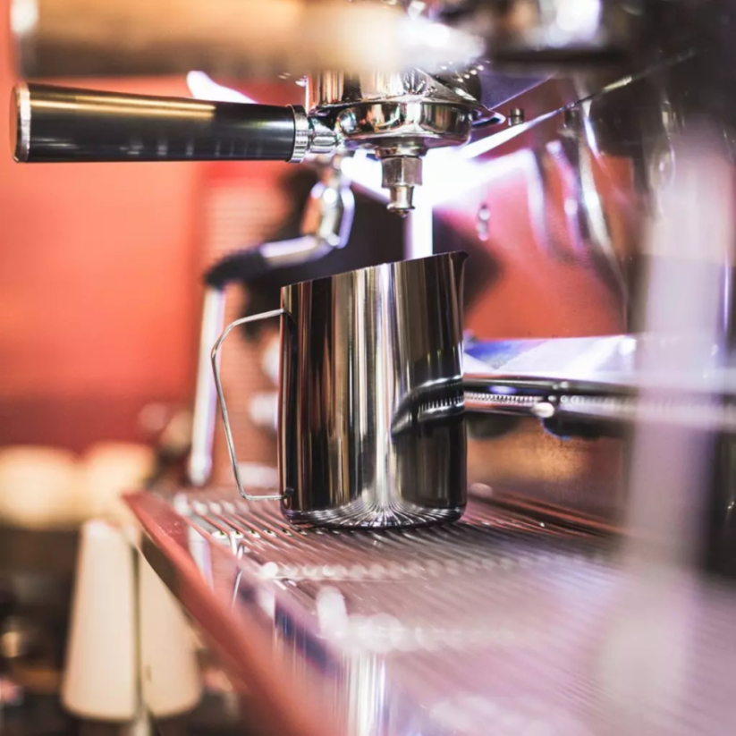 Barista &amp; Co Dial In kanvička na mlieko 600 ml čierna