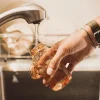 Kinto plastová láhev na vodu 300 ml jantarová