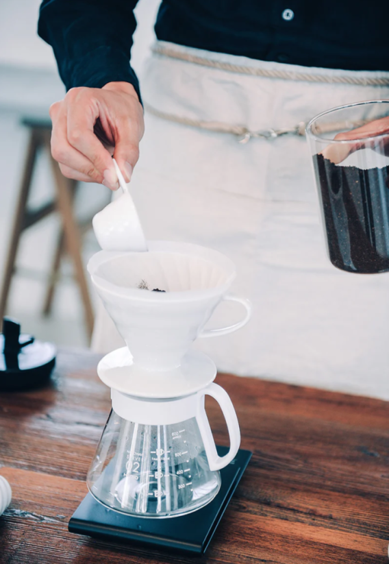 Hario keramický dripper na kávu V60-02 bílý