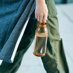Kinto plastová láhev na vodu 500 ml jantarová